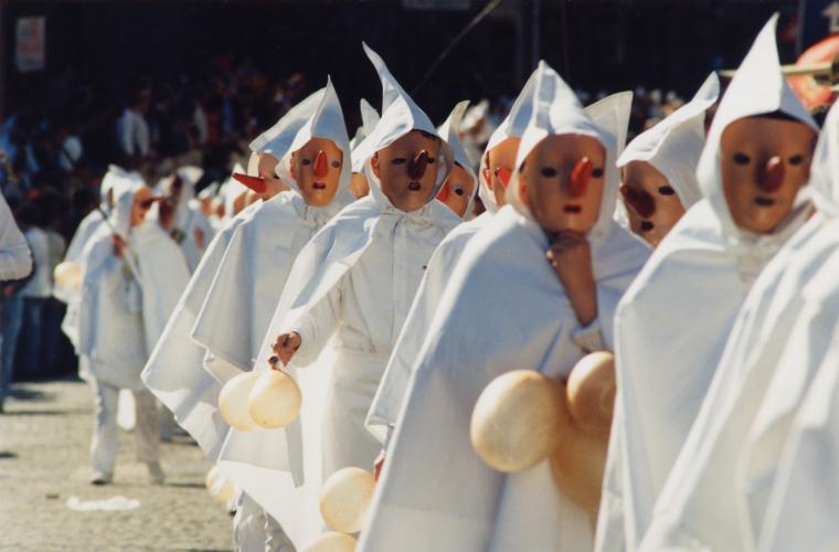 The Blanc Moussis teasing the crowd with their confetti, pigs’ bladders, and long-handled brooms. – © Laetare Stavelot