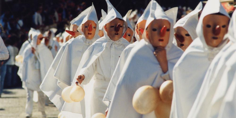 Les Blanc Moussis taquinent la foule avec leurs confettis, leurs vessies de porcs et longs ramons. – © Laetare Stavelot Les Blanc Moussis taquinent la foule avec leurs confettis, leurs vessies de porcs et longs ramons. – © Laetare Stavelot