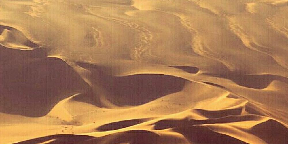 Small plane flying over Lut Desert. – © Akbar Rashidi Small plane flying over Lut Desert. – © Akbar Rashidi