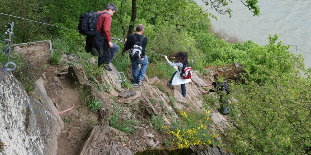 Adventurous hikers on the RheinBurgenWeg, the Oelsberg Via Ferrata near Oberwesel. – © Thomas Merz / Rheintouristik Tal der Loreley