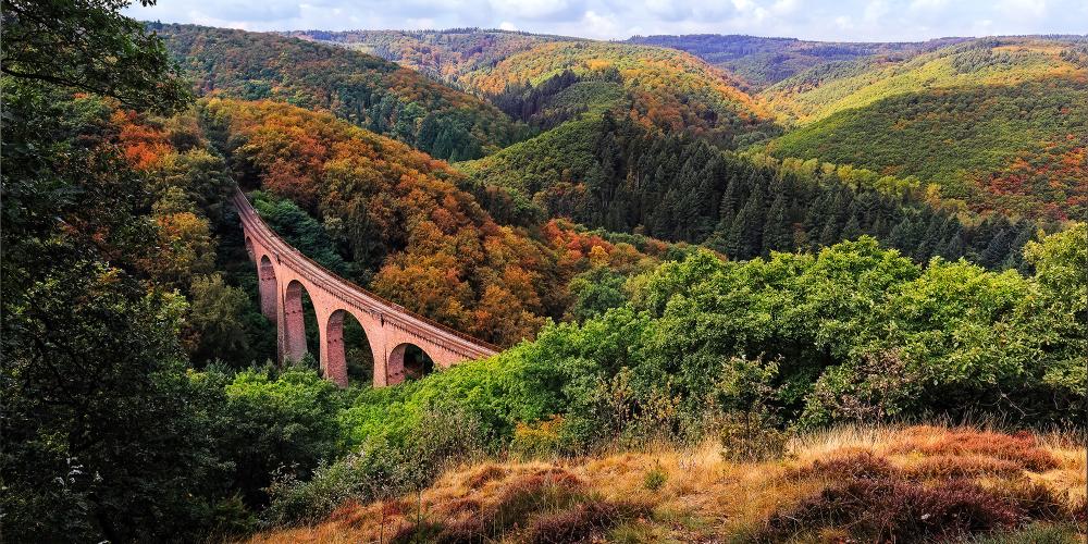 The epic Boppard-Buchholz-Emmelshausen mountain rail traverses the Boppard Forest. Pictured: the railway viaduct near Boppard at Moselle River. – © rphstock / Shutterstock The epic Boppard-Buchholz-Emmelshausen mountain rail traverses the Boppard Forest. Pictured: the railway viaduct near Boppard at Moselle River. – © rphstock / Shutterstock