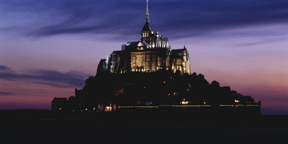 Mont-Saint-Michel at dusk. – © Philippe Berthé / Centre des monuments nationaux