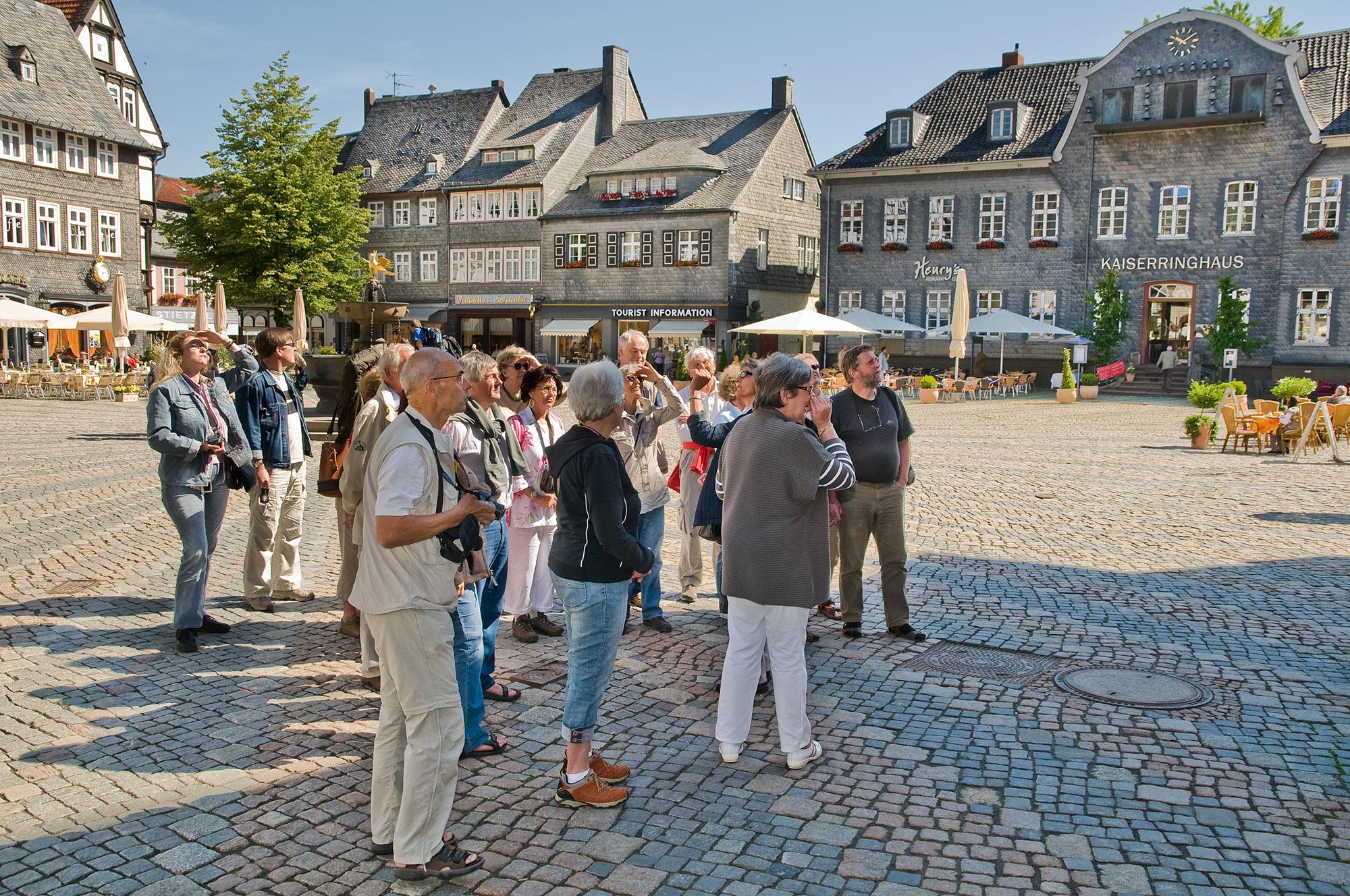 Le fameux carillon du pignon du 6, place du Marché, qui sonne chaque jour à 9h, midi, 15h et 18h est un des clous de toute visite. Les figurines en bois racontent l'histoire de l'exploitation minière à Goslar. – © Stefan Schiefer / GOSLAR marketing gmbh