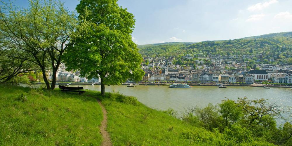 Between Bonn, Koblenz and Wiesbaden, the Rheinsteig route runs for a total of 320 kilometres. One of the enchanting panoramic postcard views to Boppard. – © Dominik Ketz / Rheinland-Pfalz Tourismus GmbH