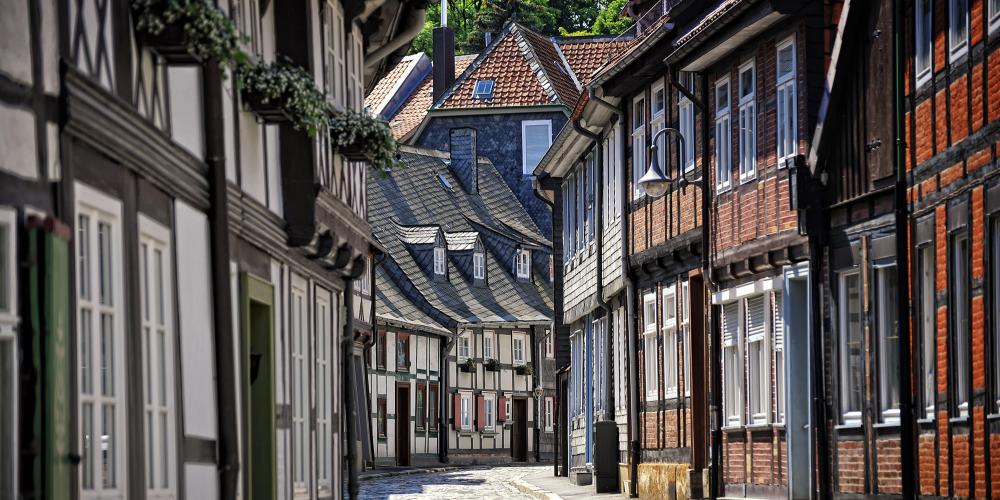 More than 1,500 excellently preserved half-timbered houses of different eras are located in the centre of Goslar's picturesque old town and within the former city wall. – © Stefan Schiefer / GOSLAR marketing gmbh More than 1,500 excellently preserved half-timbered houses of different eras are located in the centre of Goslar's picturesque old town and within the former city wall. – © Stefan Schiefer / GOSLAR marketing gmbh