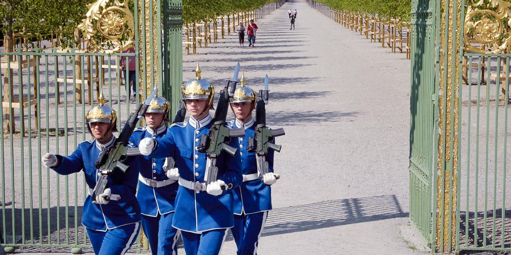 Le parc et les jardins de Drottningholm ont été développés en trois étapes, correspondant à trois styles principaux : le jardin de style baroque ; les jardins autour du pavillon chinois de style rococo ; et le parc anglais de style romantique. Le parc du palais, gardé par la Garde Royale, est ouvert au public toute l'année. – © Gomer Swahn