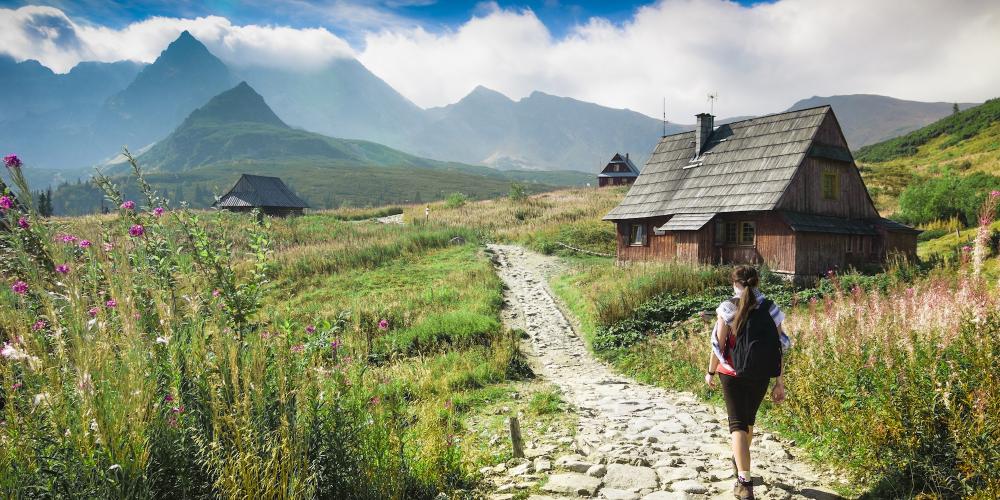 Randonneur dans Hala Gasienicowa, Tatras, Pologne – © Piotr Zajc / Shutterstock Randonneur dans Hala Gasienicowa, Tatras, Pologne – © Piotr Zajc / Shutterstock