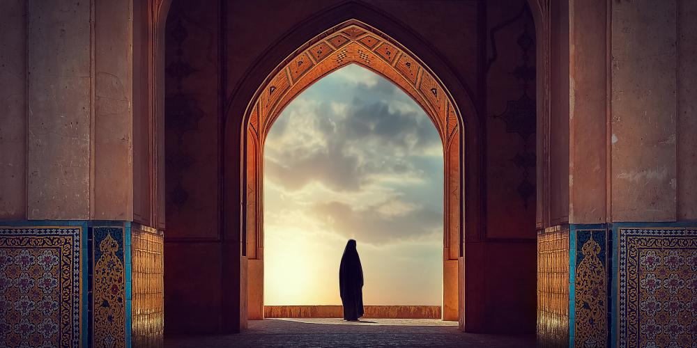 Visitor in the Amir Chakmak complex. – © Delbars / Shutterstock Visitor in the Amir Chakmak complex. – © Delbars / Shutterstock