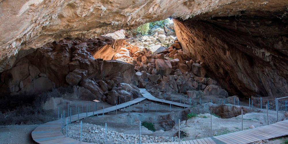 Entrée de la grotte de Franchti. – © Ministère Hellénique de la Culture et des Sports / Ephorie des Antiquités d'Argolide