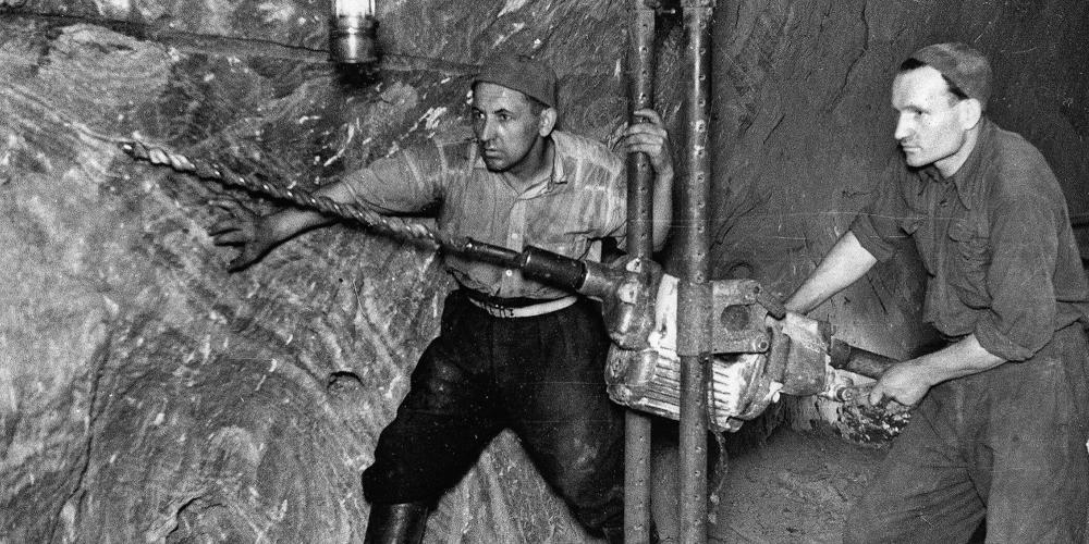 Miners drilling blast holes in the Bochnia Salt Mine. The technique was used from the end of the 19th century. Photography from the 1930s. – © Bochnia Salt Mine Miners drilling blast holes in the Bochnia Salt Mine. The technique was used from the end of the 19th century. Photography from the 1930s. – © Bochnia Salt Mine