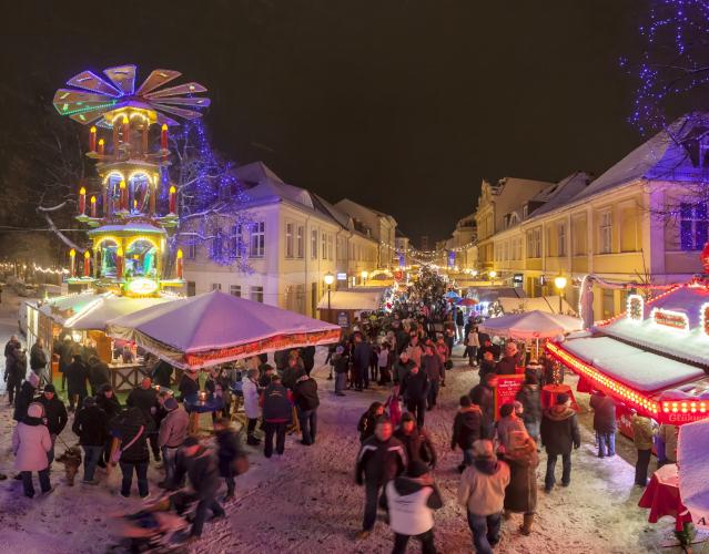 You can find shopping and local food and drink all through the festive period at the central Christmas market. – © Andre Stiebitz / PMSG
