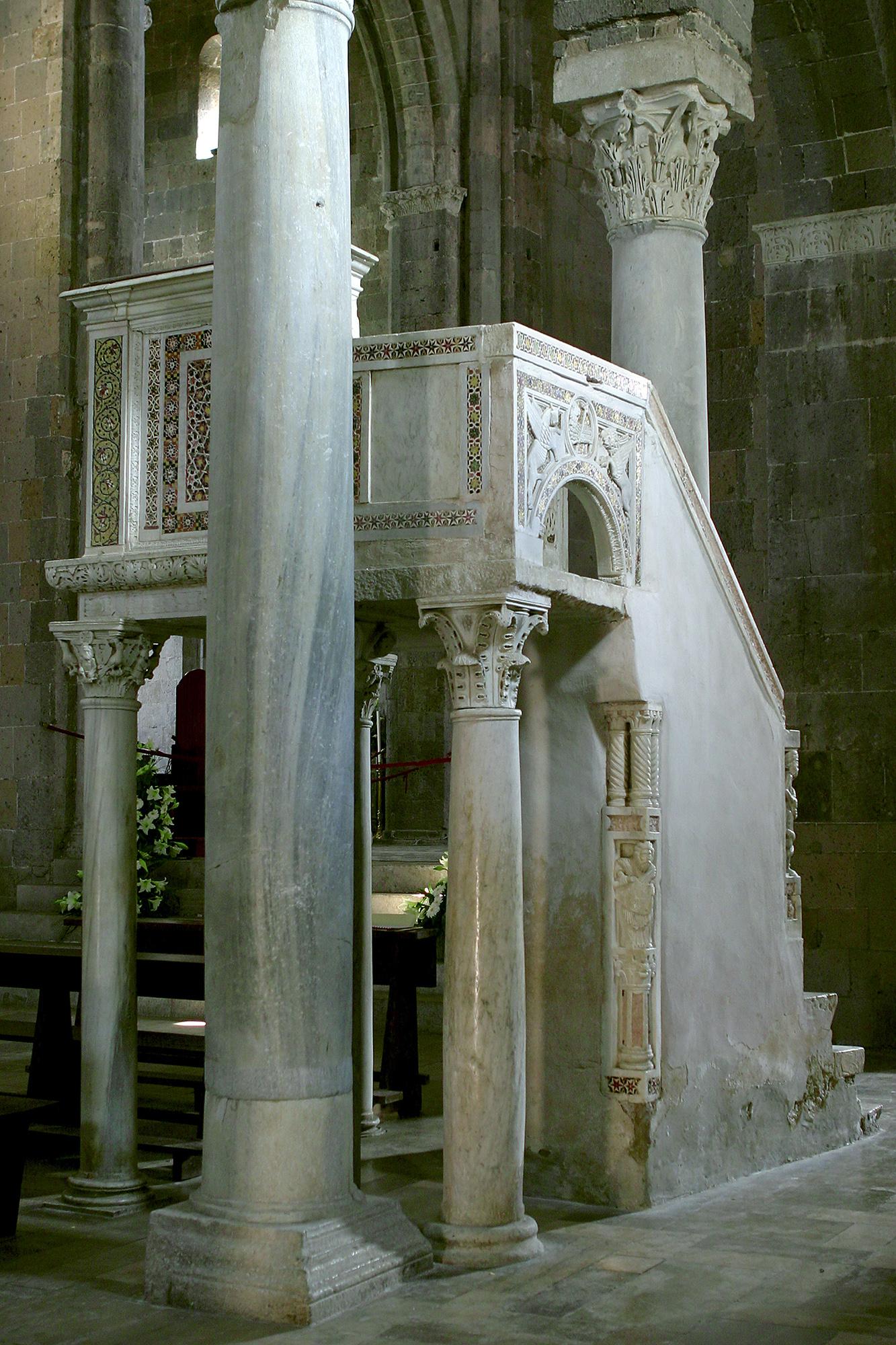 Pulpit and massive columns of the Basilica. – © Bruno Cristillo