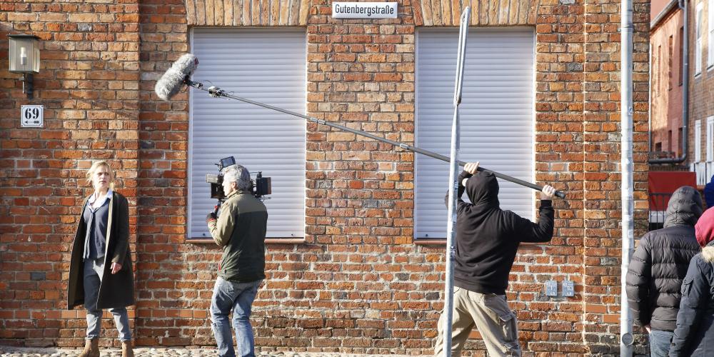 It is not unusual to see film shootings in the streets of Potsdam. Here a shot in the Dutch Quarter. – © PMSG, André Stiebitz It is not unusual to see film shootings in the streets of Potsdam. Here a shot in the Dutch Quarter. – © PMSG, André Stiebitz