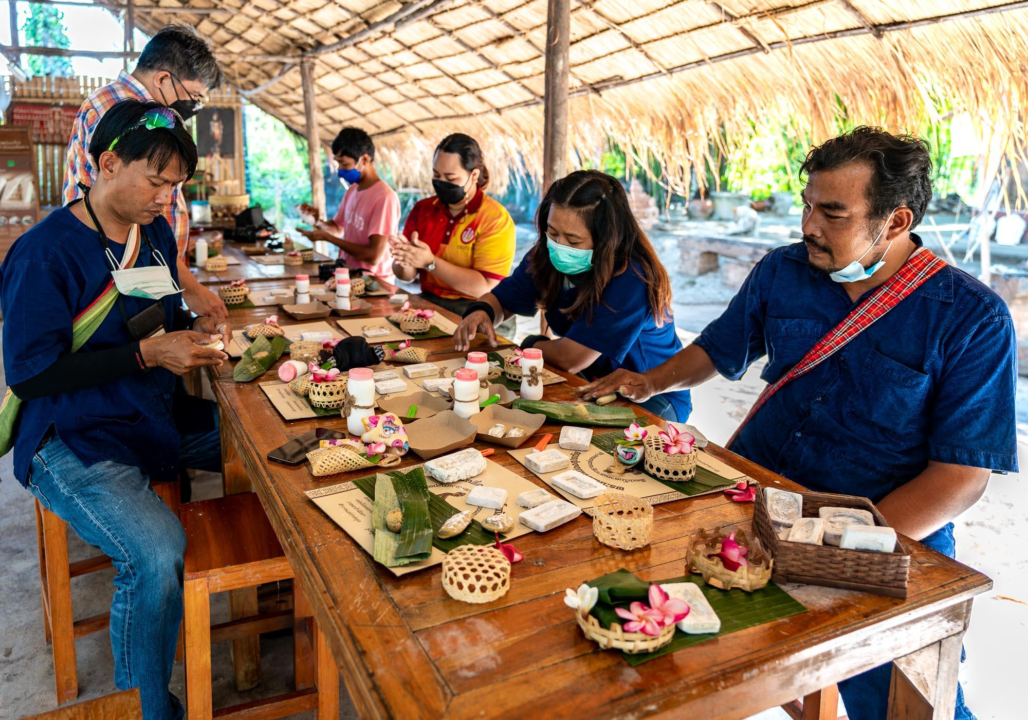 Specialist guide Narongchai Toain leads a class using moulds and clay to make votive tablets. – © Michael Turtle