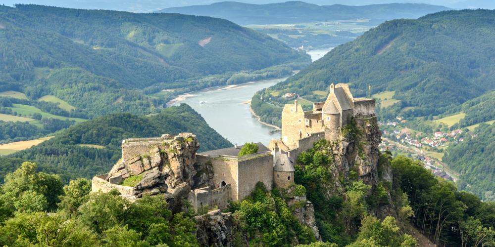 Le château d'Aggstein domine le Danube depuis les pentes boisés du Dunkelsteinerwald. – © uoaei1 / Wikimedia Le château d'Aggstein domine le Danube depuis les pentes boisés du Dunkelsteinerwald. – © uoaei1 / Wikimedia