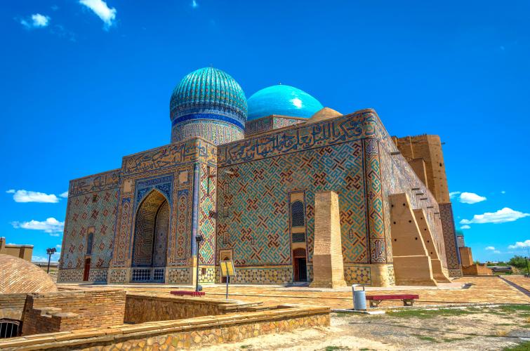 Wide angle view of the Mausoleum of Khoja Ahmed – © Ana Flasker / Shutterstock