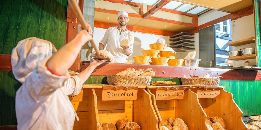 A rustic bakery at the Christmas Market. Delicious regional bread is baked right in front of you. – © Stefan Schiefer / GOSLAR marketing gmbh