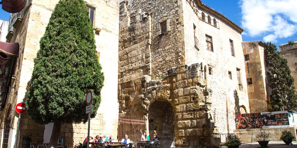 Visitors can see these Roman remains in Plaça del Pallol: the entranceway, vault, and pilasters of the Old Nunnery. – © Manel Antoli RV Edipress / Tarragona Tourist Board