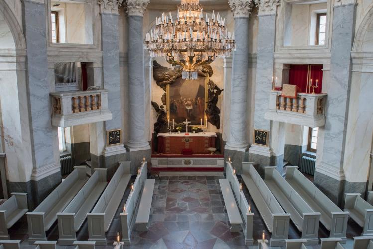La chapelle royale de Drottningholm a été inaugurée en mai 1746. De nombreux événements royaux ont eu lieu au cours des 250 ans d'histoire de la chapelle. Le dernier dimanche de chaque mois, une grande messe a lieu dans la paroisse de Lovön. – © Lisa Raihle