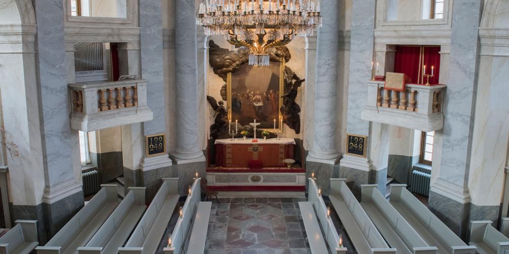 La chapelle royale de Drottningholm a été inaugurée en mai 1746. De nombreux événements royaux ont eu lieu au cours des 250 ans d'histoire de la chapelle. Le dernier dimanche de chaque mois, une grande messe a lieu dans la paroisse de Lovön. – © Lisa Raihle