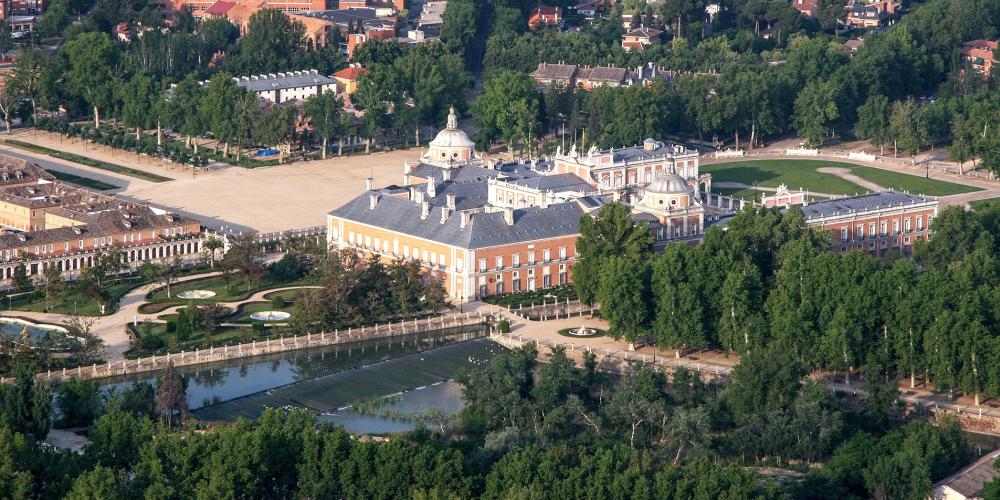 Aerial view of the Royal Palace of Aranjuez with the Parterre Garden on the left and the wooded Island Garden on the right. – © Antonio Castillo López Aerial view of the Royal Palace of Aranjuez with the Parterre Garden on the left and the wooded Island Garden on the right. – © Antonio Castillo López