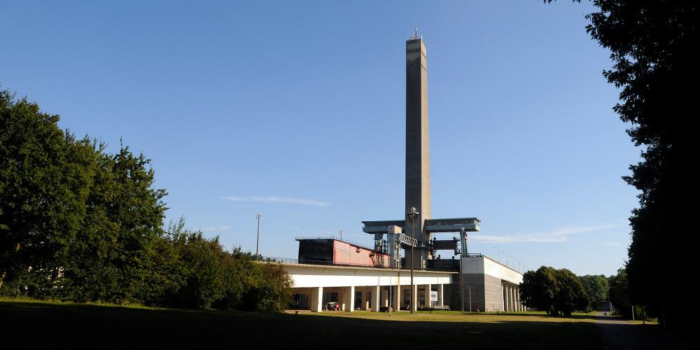 In use since 1968, the sloping lock stretches over 1,432 metres and makes up for a difference in level of 68 metres on the Brussels-Charleroi canal. – © voiesdeau.hainaut.be In use since 1968, the sloping lock stretches over 1,432 metres and makes up for a difference in level of 68 metres on the Brussels-Charleroi canal. – © voiesdeau.hainaut.be