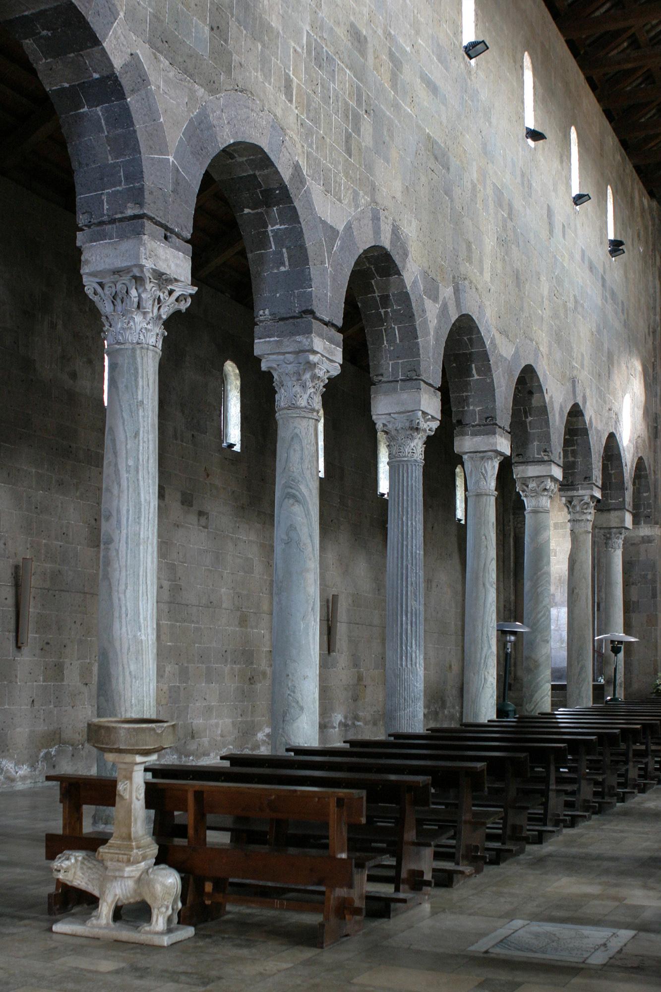 Columns and side aisle of the 12th century Basilica. – © Bruno Cristillo