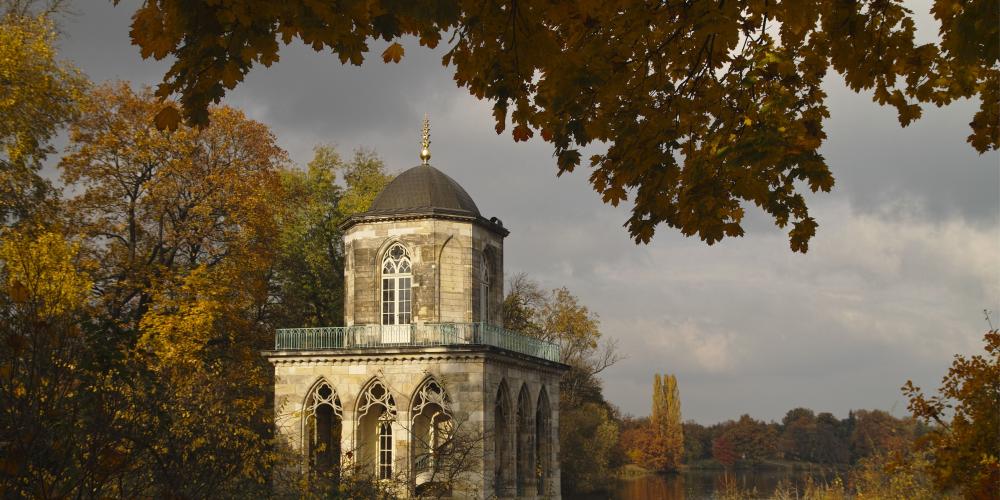 The Gothic Library, built by Carl Gotthard Langhans at the southern end of the New Garden, served as a lookout tower and housed the king’s book collection, which took up two floors. – © H. Bach / SPSG, Gothic Library New Garden, Potsdam