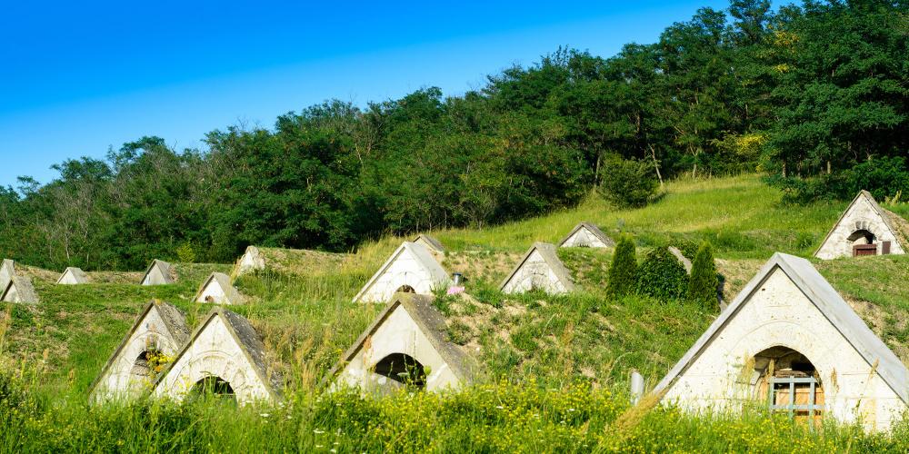 Les caves à vin traditionnelles d'Hercegkut, près de Sarospatak, sont un bon exemple de toutes les opportunités qui attendent les visiteurs qui souhaitent apprendre et goûter dans la région du Tokaj. – © woyzzeck / Shutterstock