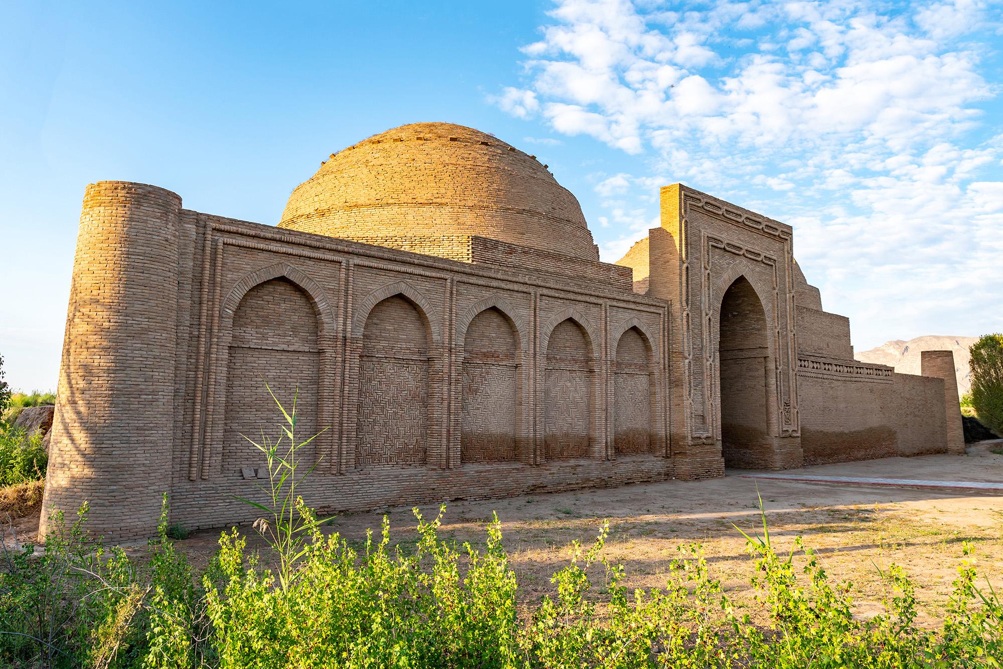 The facade of the Mausoleum of Khoja Mashkhad – © AlexelA / Shutterstock