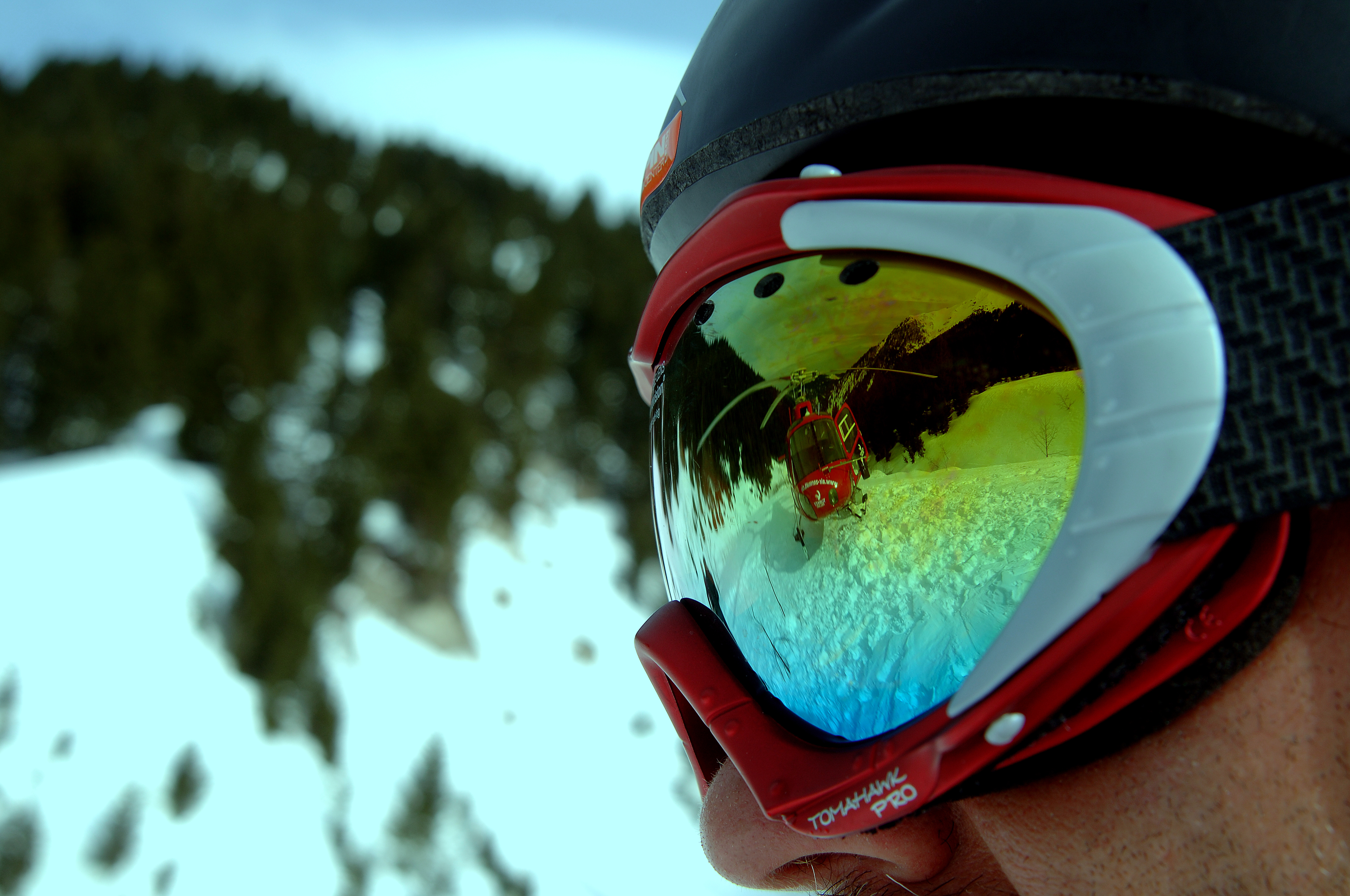 Extreme closeup shot of a skier with reflection in ski goggles – © Yasemin Yurtman Candemir / Shutterstock