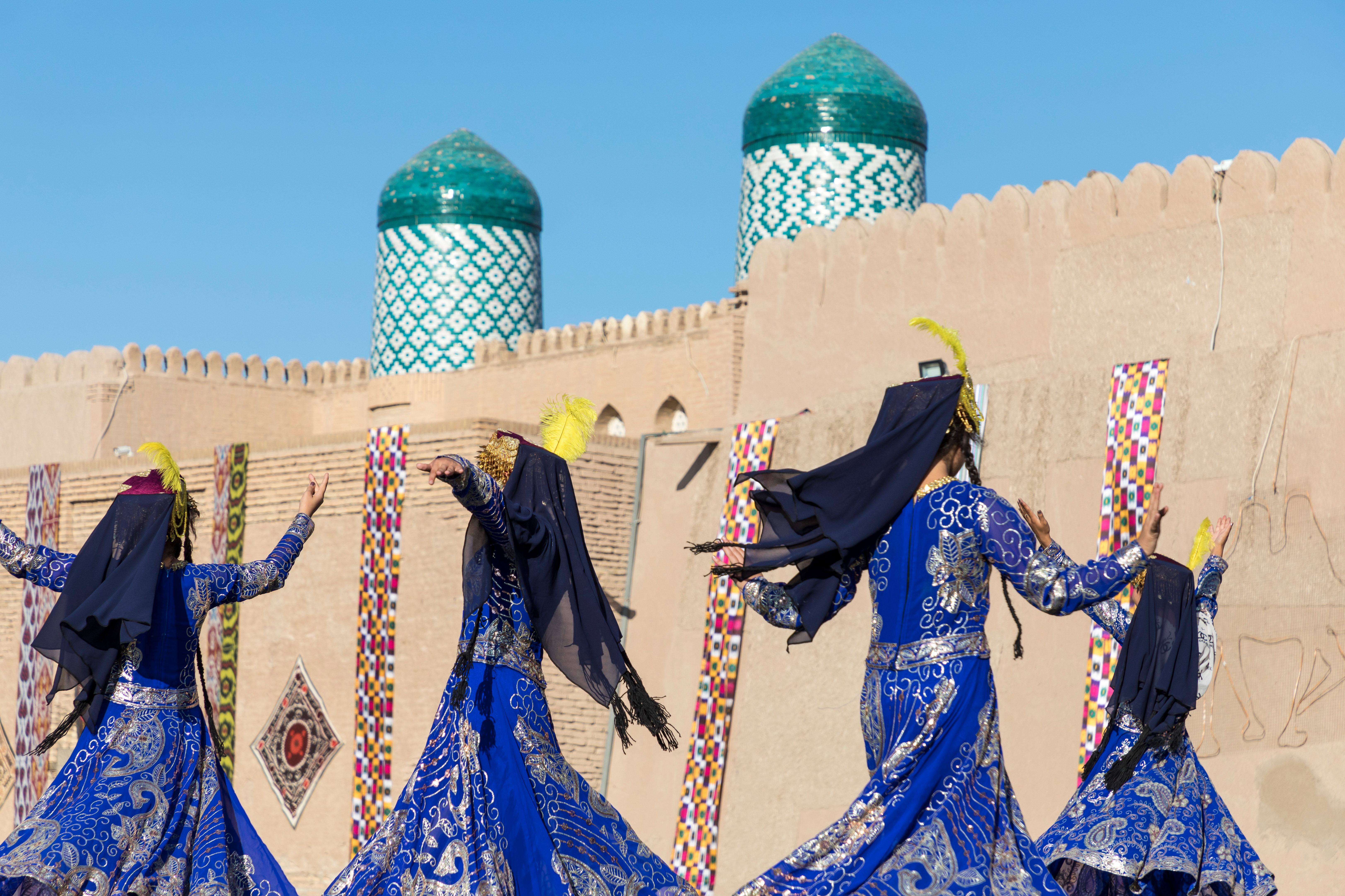 Traditional folk dancers at local festival in Khiva – © Curioso.Photography / Shutterstock
