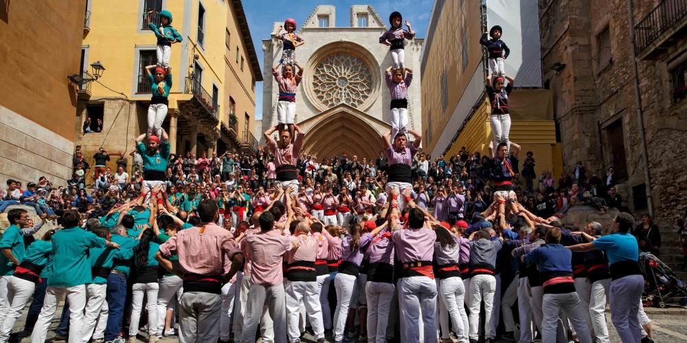 Tarragona's calendar is filled with human tower events featuring the city’s four colles, with some of the best teams from the rest of Catalonia also invited. – © Rafael López-Monné Tarragona's calendar is filled with human tower events featuring the city’s four colles, with some of the best teams from the rest of Catalonia also invited. – © Rafael López-Monné