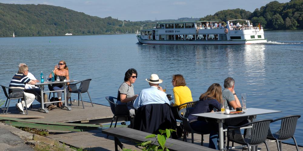 Les navires de la « Weiße Flotte Baldeney » opèrent d'avril à octobre. Les cinq bateaux à moteur de la flotte partent régulièrement de Scheppen pour des trajets réguliers et des excursions touristiques. – © Editing Department / City of Essen Les navires de la « Weiße Flotte Baldeney » opèrent d'avril à octobre. Les cinq bateaux à moteur de la flotte partent régulièrement de Scheppen pour des trajets réguliers et des excursions touristiques. – © Editing Department / City of Essen