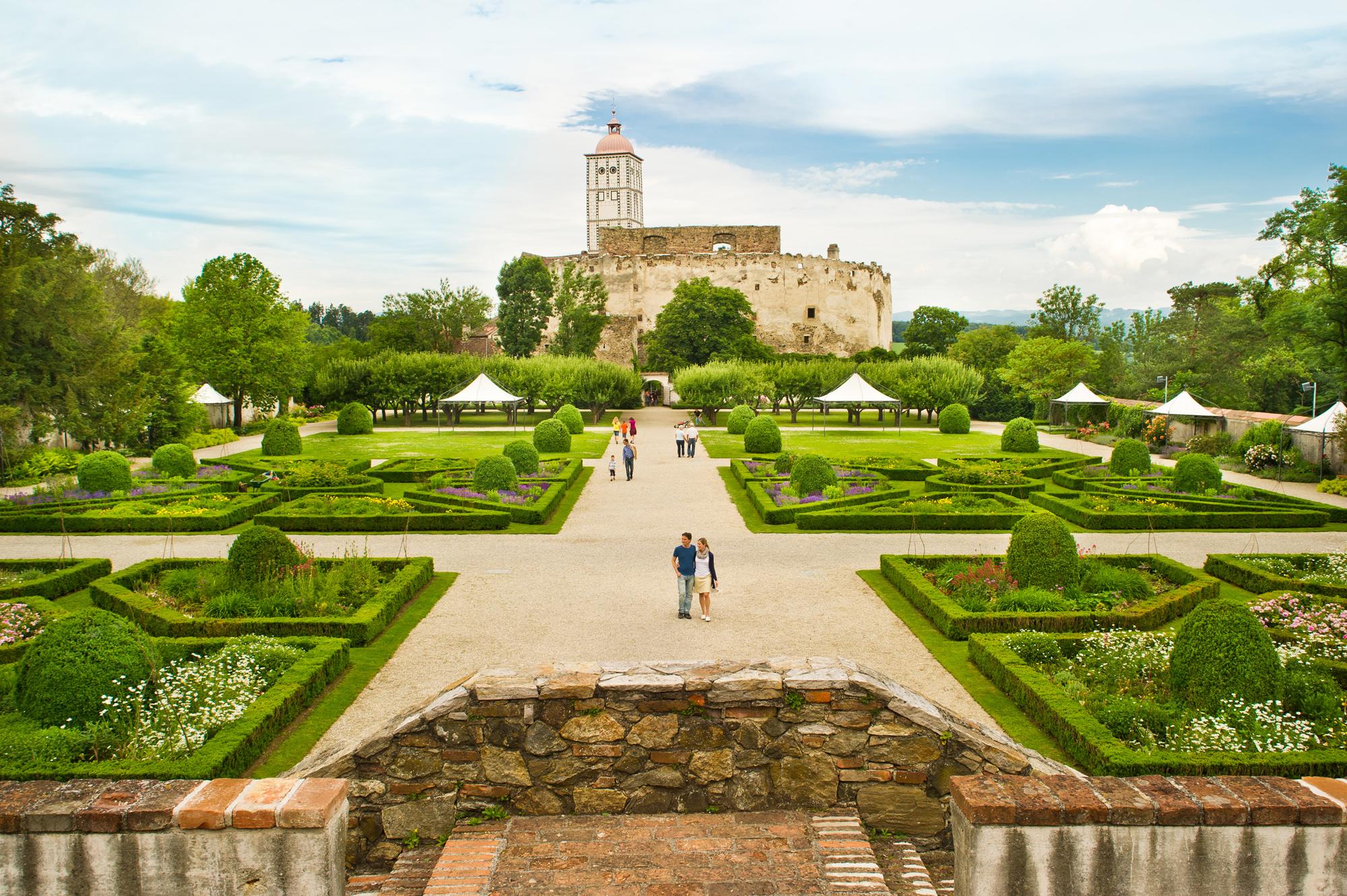 Schallaburg castle features a charming garden inviting you to take a stroll. – © Rita Newman / Schallaburg