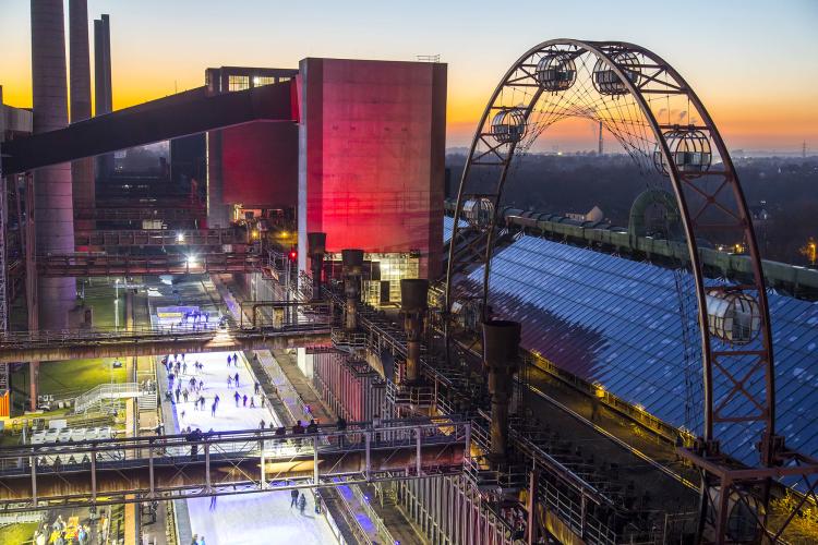 The ice rink, which is open from early December to early January, attracts more than 30,000 visitors each season. – © Jochen Tack / Zollverein Foundation