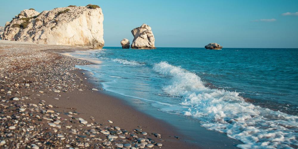 Petra tou Romiou est le lieu de naissance légendaire d'Aphrodite à Paphos, à Chypre. – © Maryna Pleshkun / Shutterstock