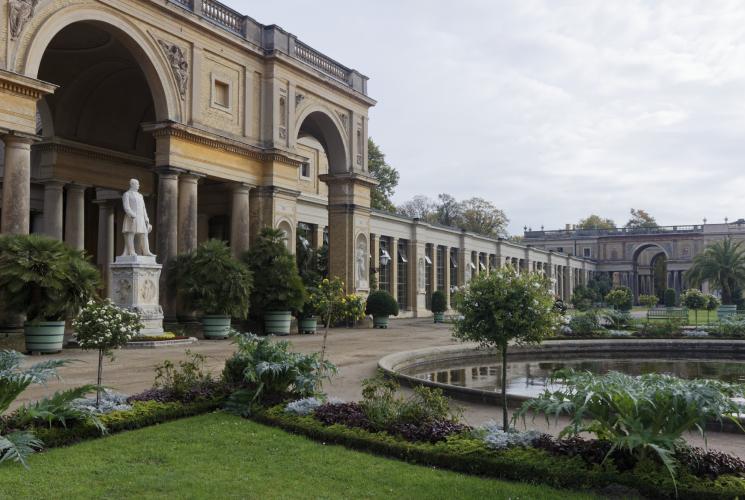 The imposing Orangery Palace has plant halls, a central palace, sculptures, fountains, arcades, and terraces evoking a Mediterranean flair. – © A.Stiebitz / SPSG