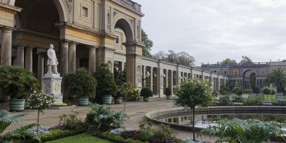 L'imposante Orangerie comporte des halls végétaux, un palais central, des sculptures, des fontaines, des arcades et des terrasses au style méditerranéen. – © A.Stiebitz / SPSG