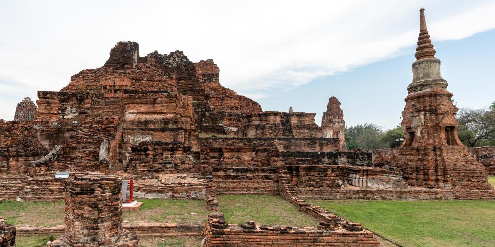 Most of the bricks used to build Wat Mahathat are clay, although some laterite bricks were used in the central prang. – © Michael Turtle Most of the bricks used to build Wat Mahathat are clay, although some laterite bricks were used in the central prang. – © Michael Turtle