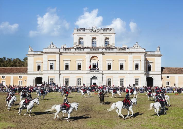 “2016年10月第29届马匹与骑士”活动上，卡宾枪骑兵在卡迪塞洛皇宫前骑马。 – © Giovanni Ricci Novara
