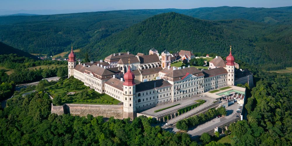 La chrétienté a laissé de nombreuses traces dans ce paysage. L'un des plus beaux exemples est la magnifique Abbaye de Göttweig qui marque la frontière est de la vallée. – © extremfotos.com / Donau NÖ