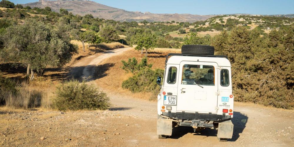 There are no paved roads through the peninsula. The best ways to explore it are with an organised jeep tour or independently by hiking or mountain biking. – © Michael Turtle