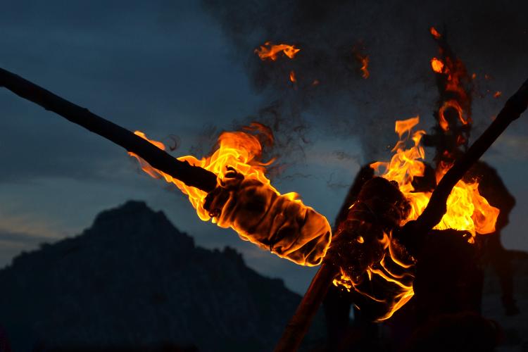 Bonfires during Chaharshanbe Suri – © Klara Bakalarova / Shutterstock