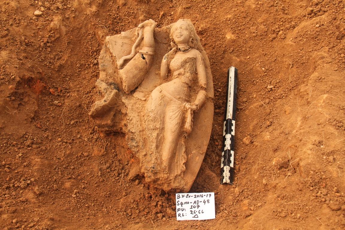 A recently unearthed sculpture from the Bairagir Bhita excavation at Mahasthangarh. – © Bangladesh Department of Archaeology)