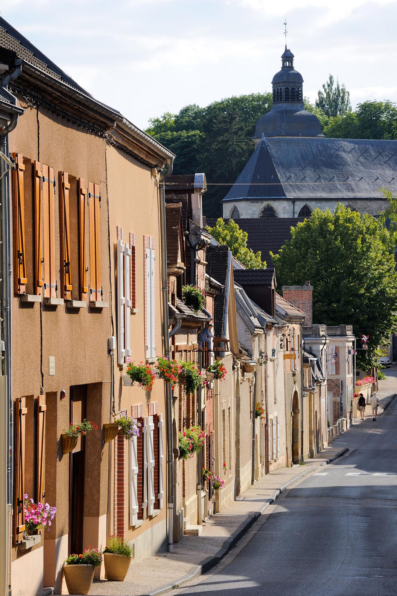 The village of Hautvillers and its renowned abbey, where the Benedictine monk Dom Pérignon played a key role in the genesis of champagne. – © Michel Jolyot / Champagne Hillsides, Houses and Cellars collection