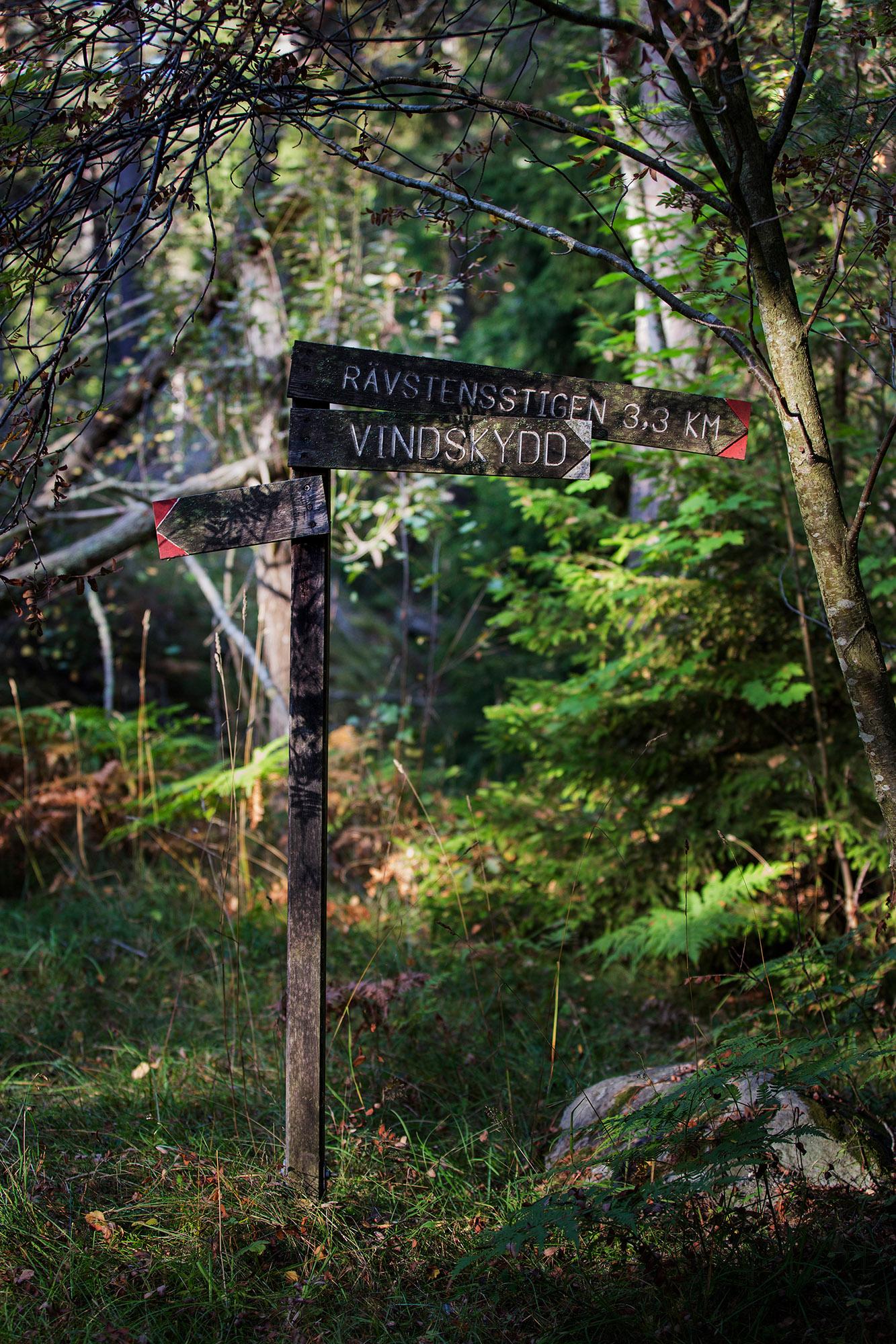 An old sign shows you the way to a shelter or to the 3.3 kilometre-long Rävstensstigen—The trail of the foxstone. – © Melker Dahlstrand