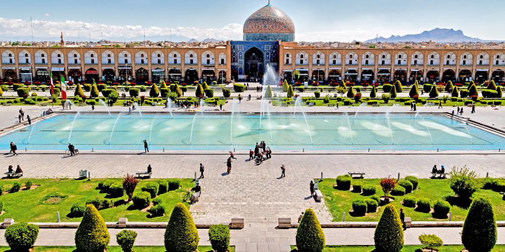 Fountains in action in Naqsh-e Jahan Square. – © Ikpro / Shutterstock Fountains in action in Naqsh-e Jahan Square. – © Ikpro / Shutterstock
