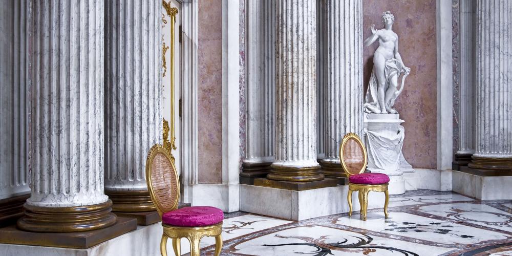 C'est dans la salle de marbre, conçue par Knobelsdorff dans le style du Panthéon de Rome, qu'ont eu lieu les légendaires tables rondes de Frédéric le Grand. – © H. Ch. Krass/SPSG