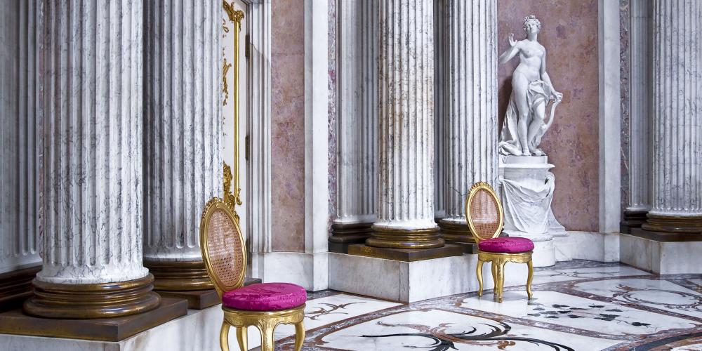 In the Marble Hall, designed by Knobelsdorff in the style of the Pantheon in Rome, Frederick the Great's legendary round table discussions took place. – © H. Ch. Krass/SPSG